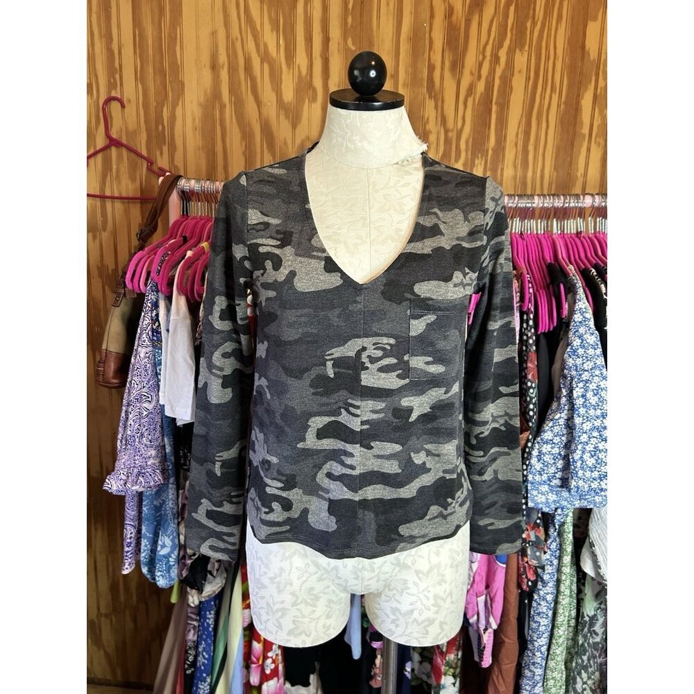 Sanctuary Women's V-Neck Cozy Pocket Sleeve Top in Distressed Camo Size XS - Picture 2 of 11
